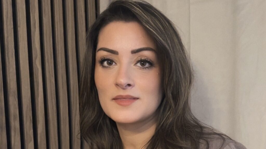 Porträtt av Manal Sultan, rektor och skolledare med expertis inom elevhälsa, skolledarskap och systematiskt kvalitetsarbete.