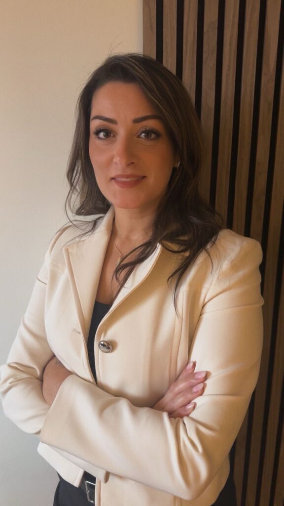 Manal Sultan, rektor och skolutvecklare, porträttfoto för artikel om hållbara lärmiljöer.