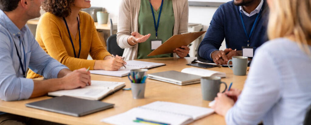 Manal Sultan, skolkurator och specialist inom skolsocialt arbete, leder ett elevhälsoteam i en svensk skolmiljö med fokus på psykosocial hälsa, förebyggande arbete och hälsofrämjande insatser på organisationsnivå.